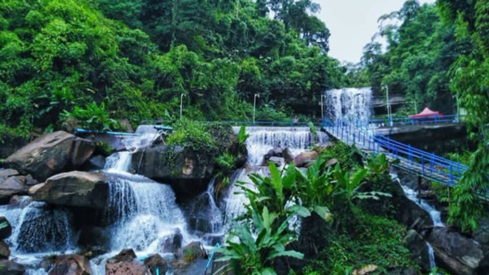 រមណីយដ្ឋានទឹកធ្លាក់ថ្មតាដាសច្ចំ ខេត្តកំពត 3 image 1 43
